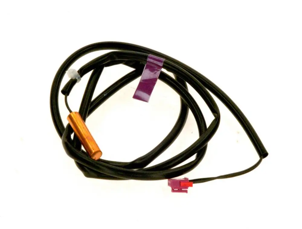 Temperatursensor mit zwei Kabeln. Ein Metallteil ist sichtbar, das wahrscheinlich zum Messen der Temperatur dient. Kabel sind schwarz und rot. Hersteller ist Bosch.